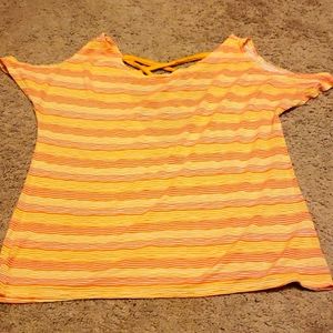 Cold shoulder strappy back tee sz xL